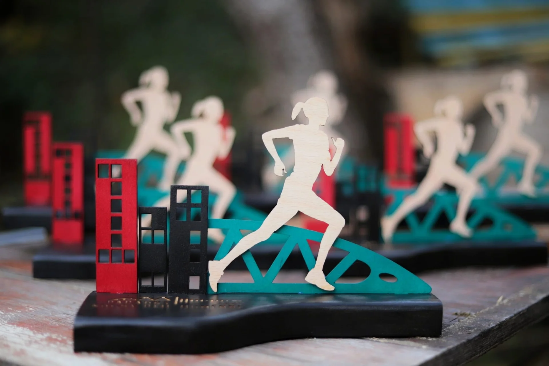 Farebná drevená trofej s bežkyňou z dielne Bzučo design
