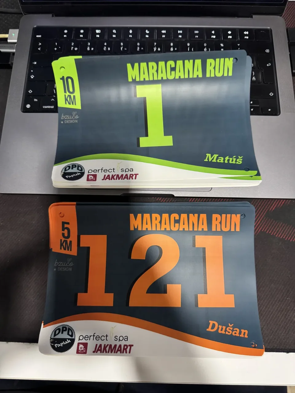 Farebné bežecké číslo Maracana Run s menom a klubom pretekára
