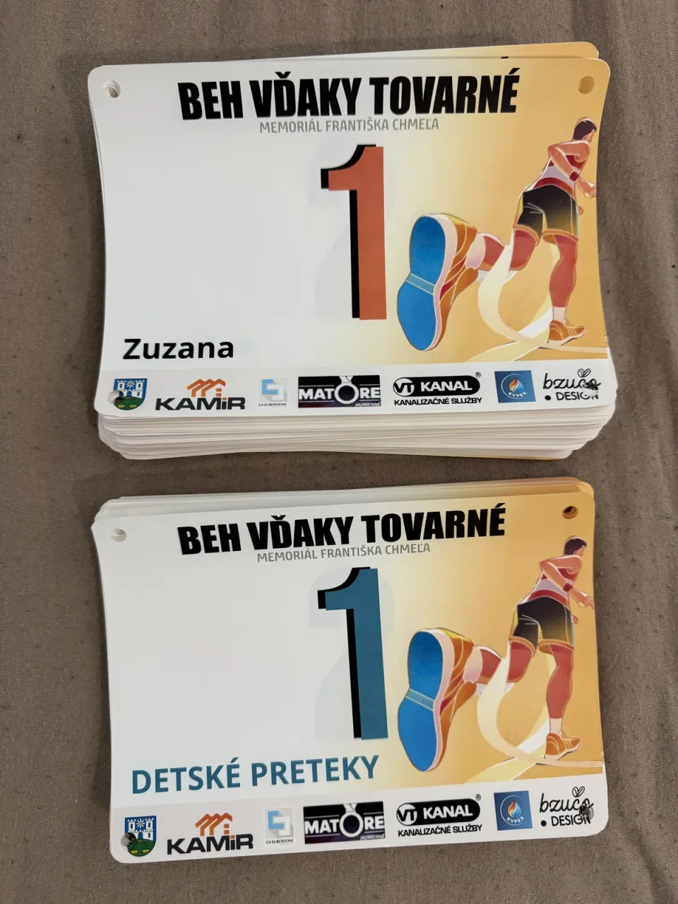 Bežecké štartové číslo s individuálnou grafikou podujatia