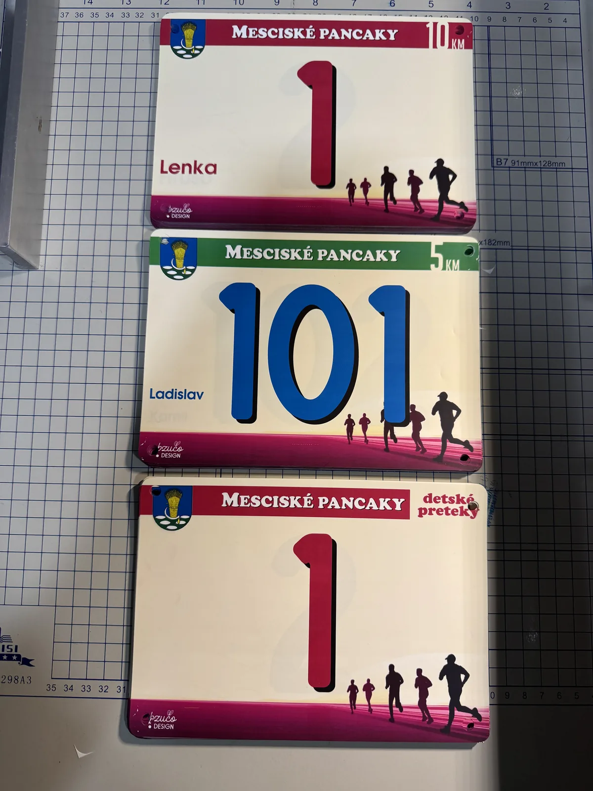 Séria personalizovaných štartových čísel vyrobených v RaceTime