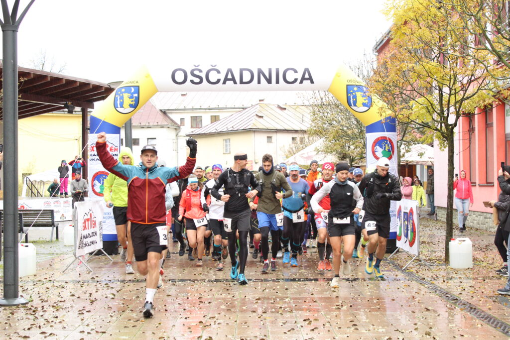 Štart Extrém maratónu na námestí v Oščadnici v roku 2025